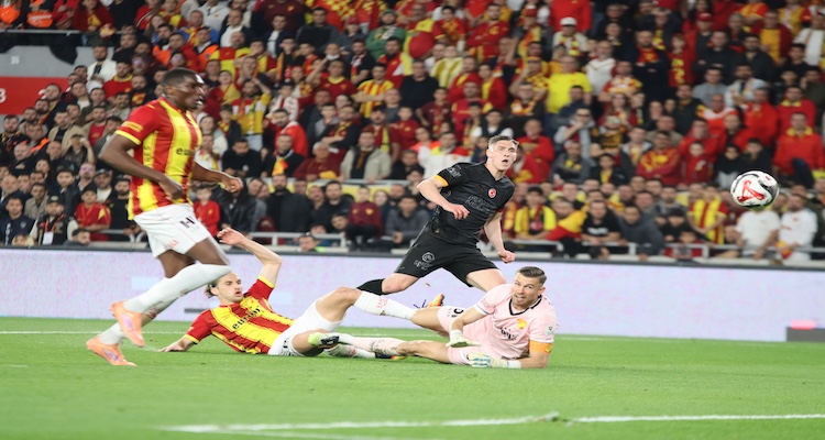 Galatasaray, Göztepe'yi 3-1 Yenmeyi Başararak Şampiyonluk Yolunda Avantaj Sağladı