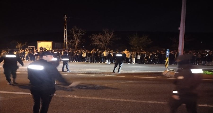 Derbi Sonrası Ortalık Karıştı: Taraftar Otobüsü Taşladı