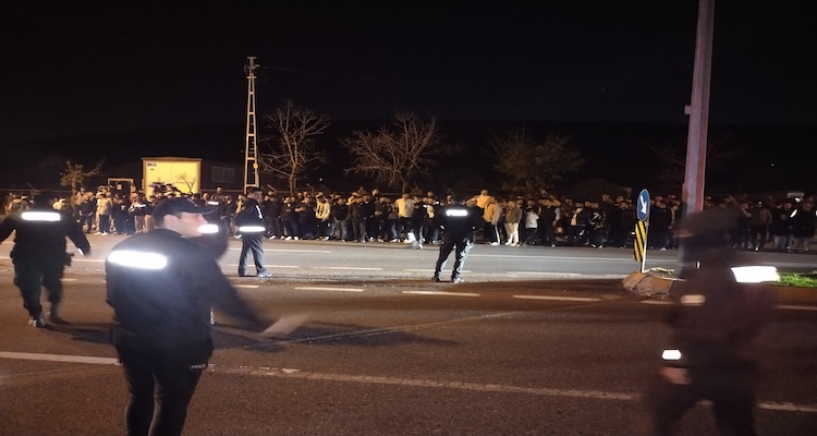 Derbi Sonrası Ortalık Karıştı: Taraftar Otobüsü Taşladı