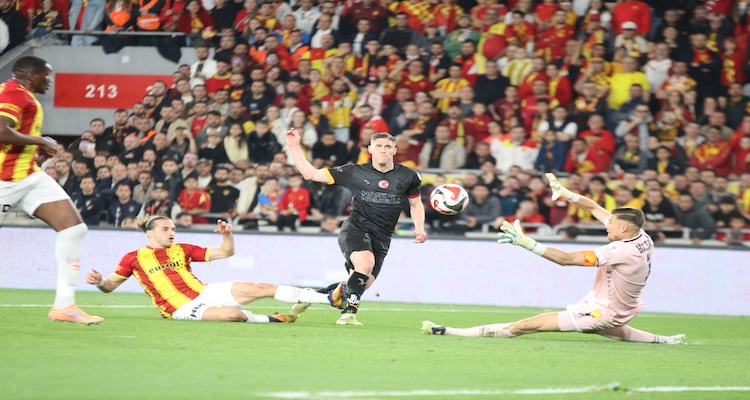 Galatasaray, Göztepe'yi 3-1 Yenmeyi Başararak Şampiyonluk Yolunda Avantaj Sağladı