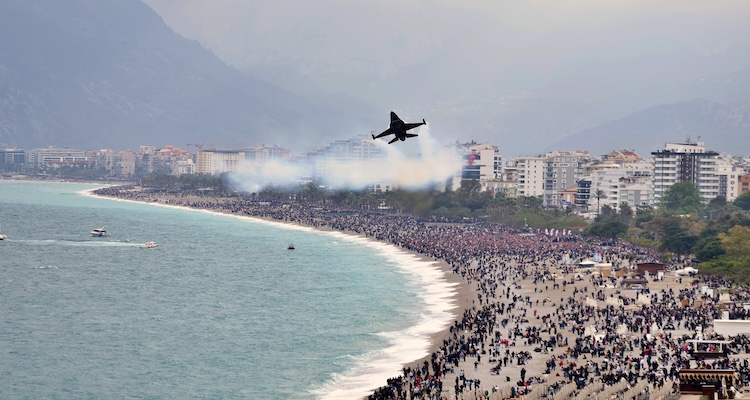  SOLOTÜRK Antalya'da nefes kesti: 23 Nisan kutlamalarında gökyüzü bayraklarla buluştu    