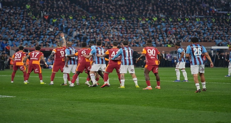 Trabzonspor Olaylı Maçta Galatasaray'ı 2-1 Yenerek Moral Buldu